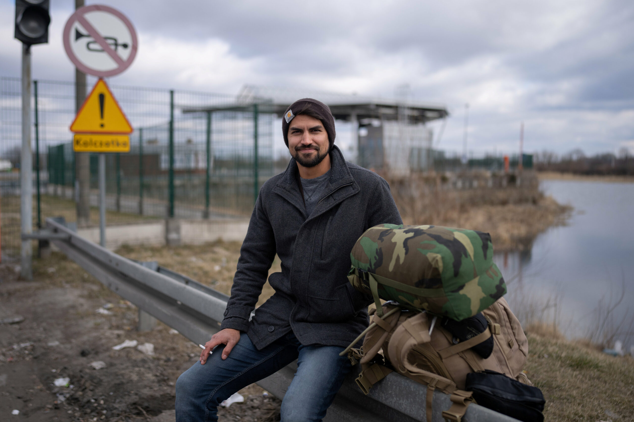 25-летний Джерико Скай из Лос-Анджелеса готовится пересечь польско-украинскую границу и вступить иностранный легион ВСУ. 7 марта 2022 года. Фото Adam Gray/SWNS/Scanpix/LETA