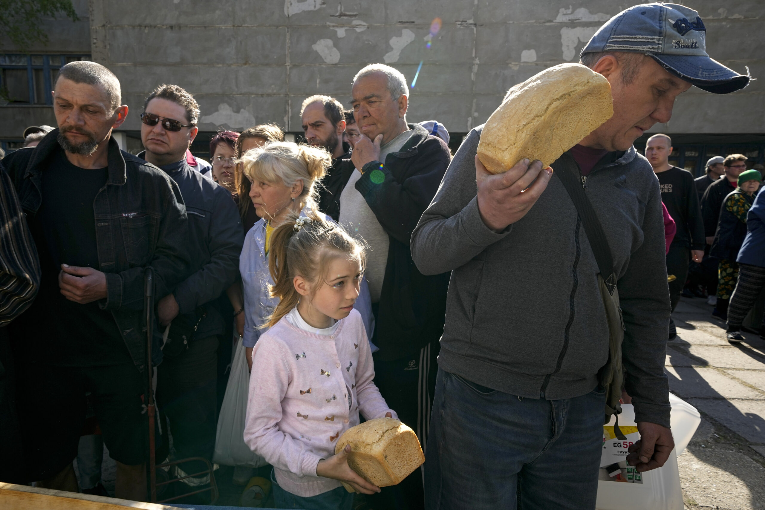 В Мариуполе МЧС “Донецкой народной республики” раздает местным жителям гуманитарную помощь, хлеб и чистую воду. Фото было сделано во время пресс-тура Минобороны России. 29 апреля 2022 года. Фото AP/Scanpix/LETA