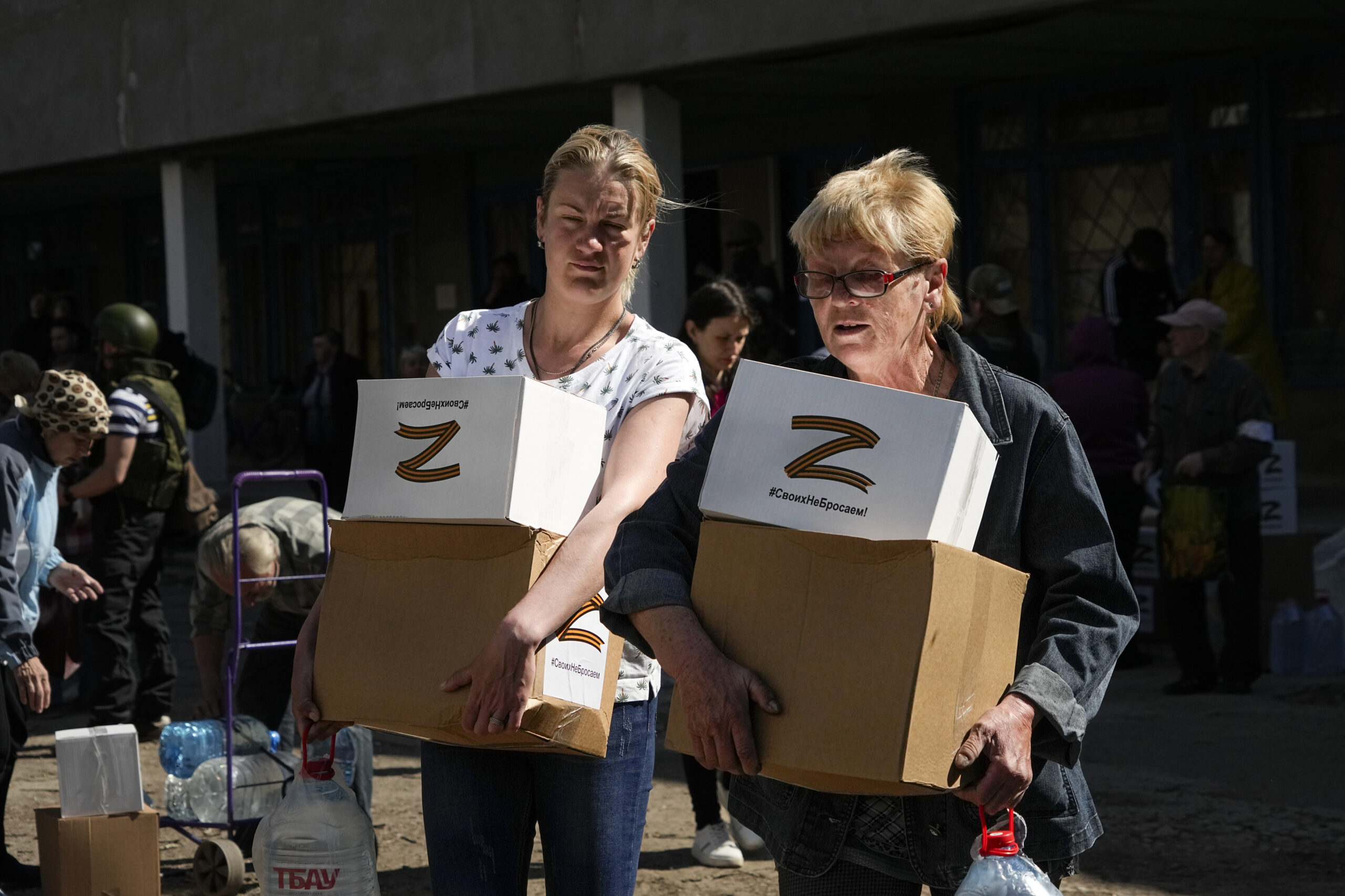 Люди получают российскую гуманитарную помощь в Мариуполе.  29 апреля 2022 года. Фото AP/STR/Scanpix/LETA