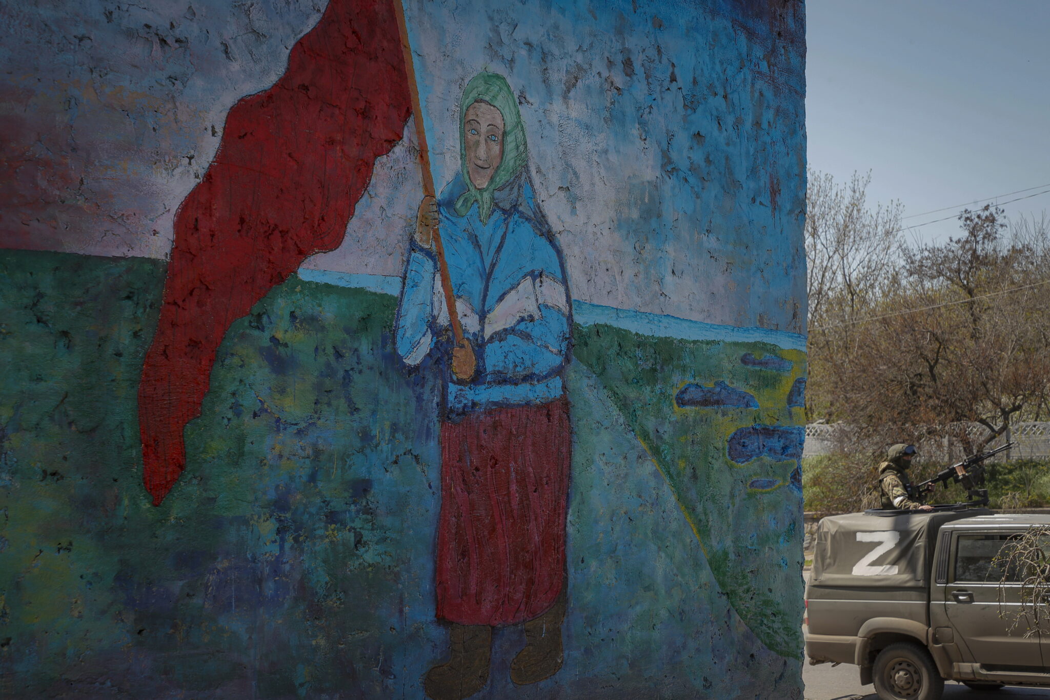 Одно из многочисленных и зображений Бабушки с Флагом СССР. Бердянск, Украина, 30 апреля 2022. EPA/SERGEI ILNITSKY/Scanpix/LETA