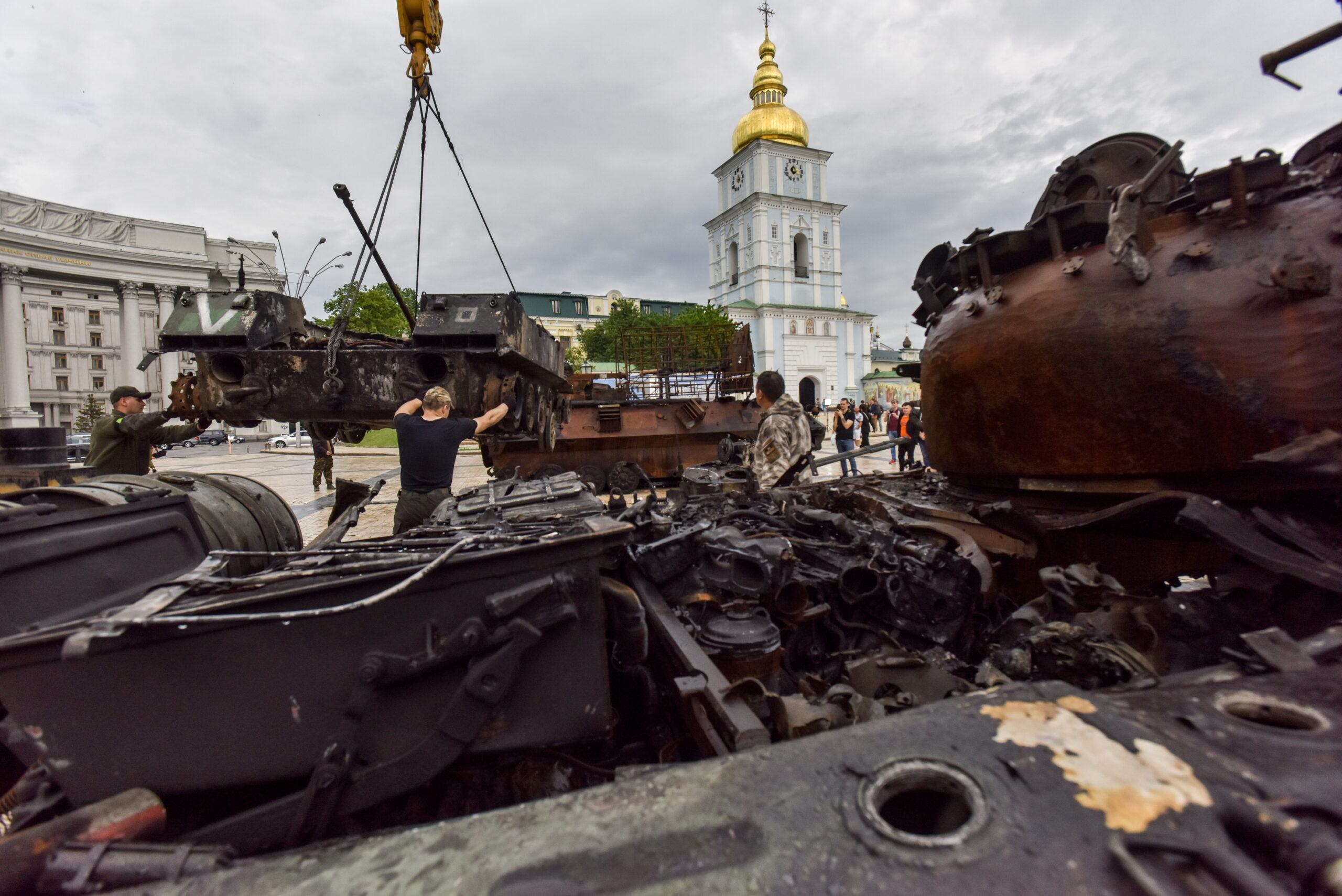 Уничтоженная российская бронетехника на Михайловской площади в центре Киева. 21 мая 2022 года. Фото EPA/OLEG PETRASYUK/Scanpix/LETA