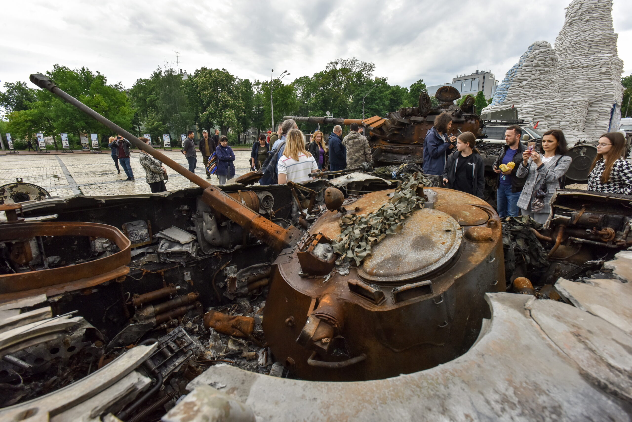 Уничтоженная российская бронетехника на Михайловской площади в центре Киева. 21 мая 2022 года. Фото EPA/OLEG PETRASYUK/Scanpix/LETA