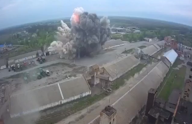 Уничтожение российской ракетой элеватора и склада с зерном в Запорожской области. Кадр видео, опубликованного УНИАН