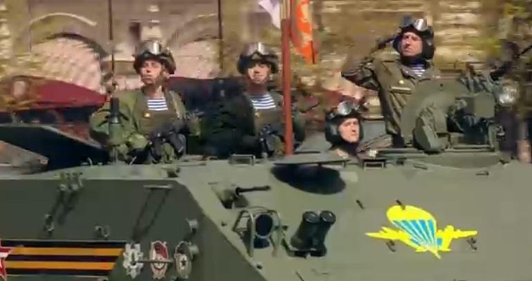 «Участники спецоперации по защите Донбасса» на параде Победы 9 мая 2022 года в Москве. Кадр Первого канала