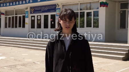 Школьница из Дагестана Зухра Альбекова, которую заставили извиняться за антивоенное выступление на последнем звонке. Кадр видео, опубликованного в телеграм-канале "Дагестанские известия"