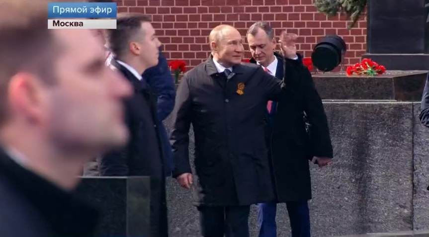 Приезд Владимира Путина на Красную площадь перед началом Парада Победы 9 мая 2022 года. Кадр Первого канала