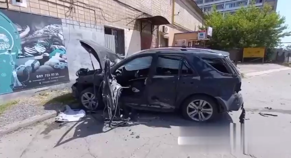 Взорванный автомобиль в Мелитополе 30 мая 2022 года. Кадр видеозаписи, опубликованной в телеграм-канале РИА Новости