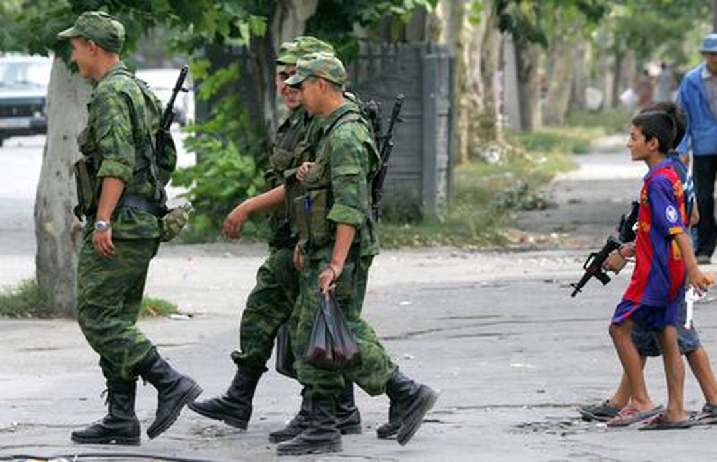 Российские военные на улице Цхинвали. Фото AFP/Scanpix/LETA