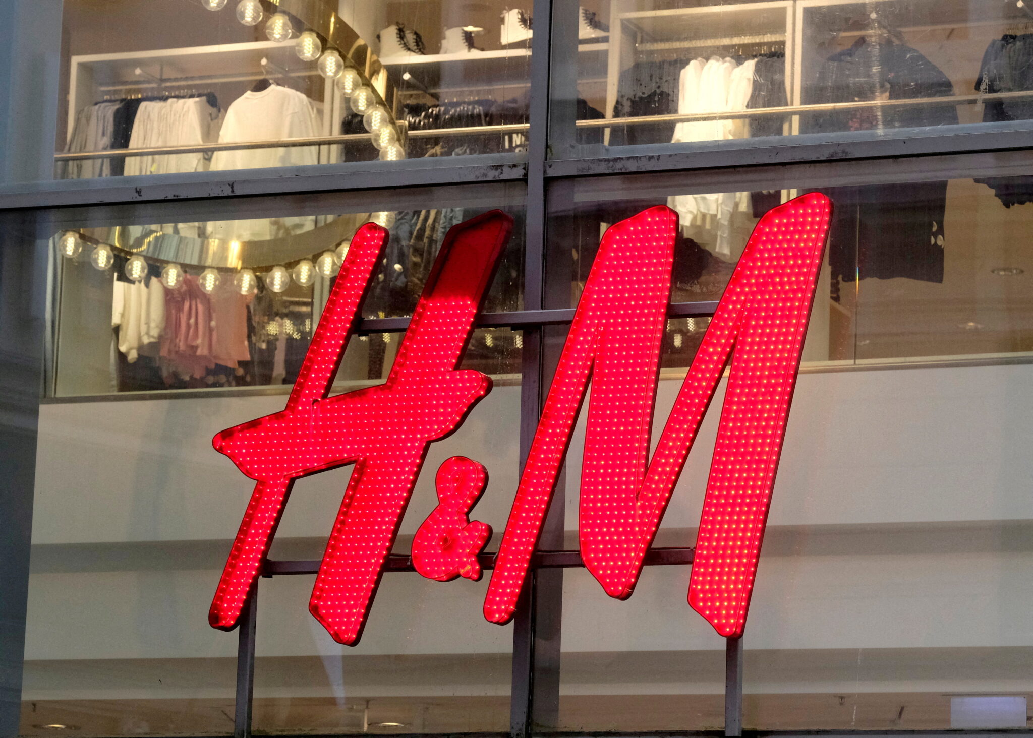 Логотип H&M. Фото REUTERS/Ints Kalnins/Scanpix/LETA.