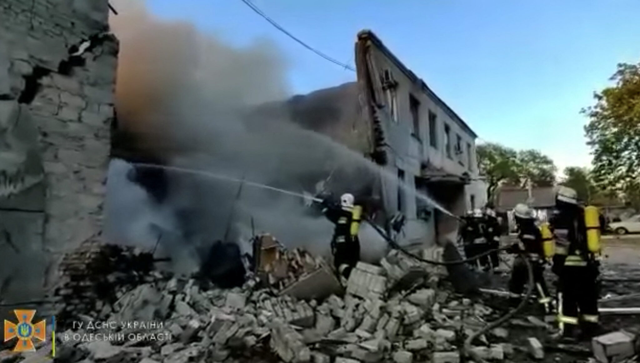 Пожарные тушат дом после ракетного удара в Одессе 2 мая. Скриншот из видео ГСЧС Украины / Reuters / Scanpix / LETA