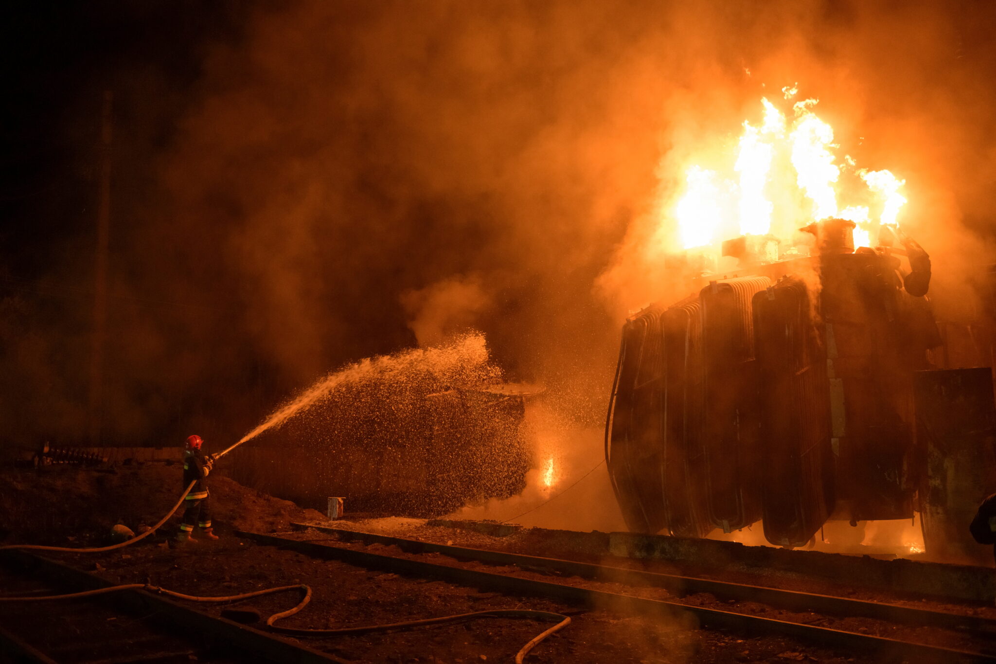 Пожарные тушат электростанцию после попадания ракеты. Львов. 3 мая 2022 года. Фото REUTERS/Andrii Gorb/Scanpix/LETA