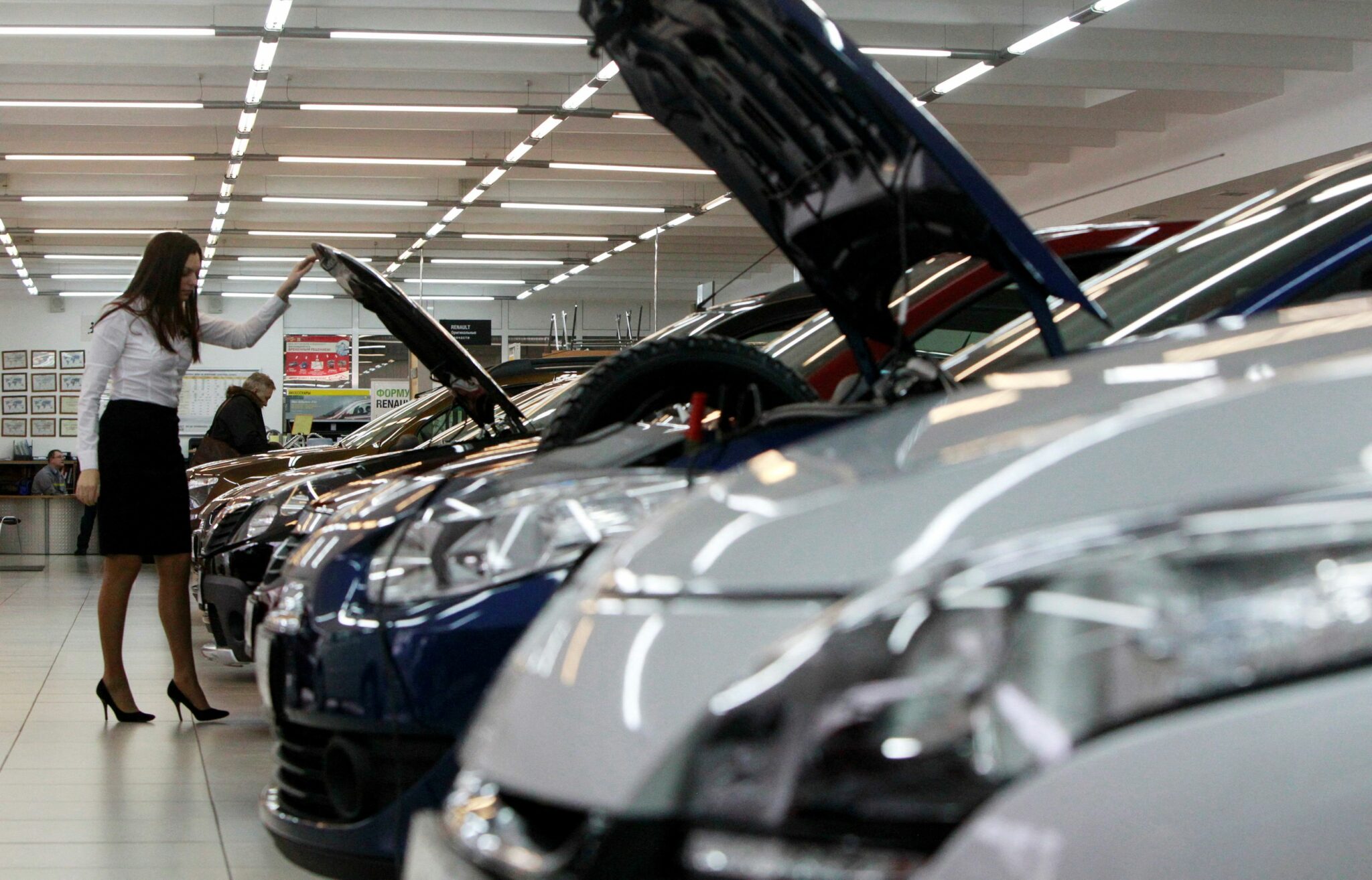 Салон продаж автомобилей  Renault в Москве. REUTERS/Scanpix/LETA