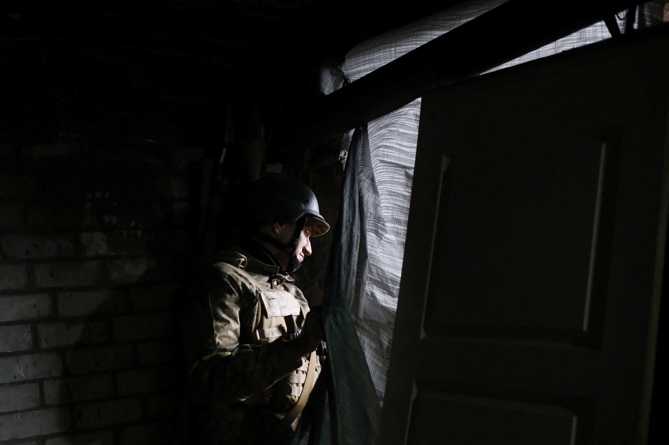 Украинский военный в деревне под Харьковым. 15 мая 2022 года. Фото REUTERS/Ricardo Moraes/Scanpix/LETA