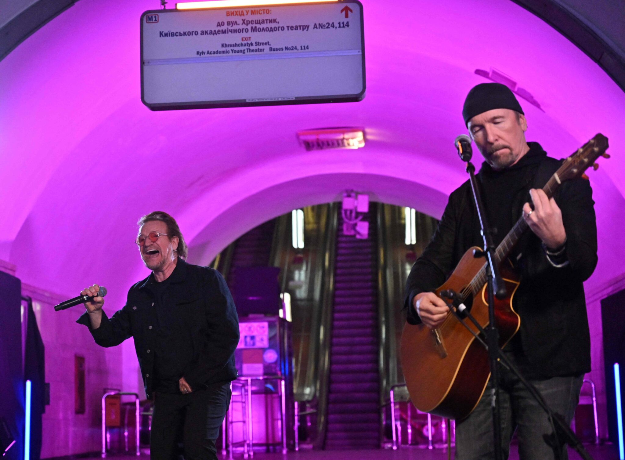 Выступление Боно из U2 в киевском метро 8 мая. Фото Sergei SUPINSKY / AFP / Scanpix / Leta