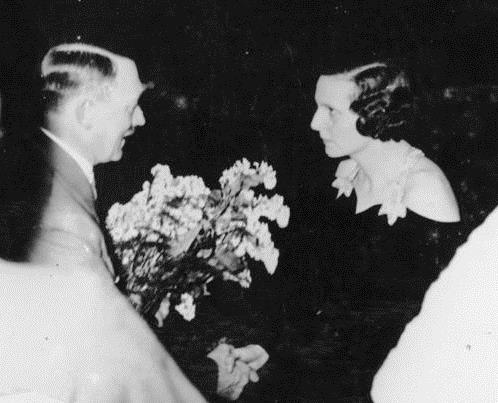 Адольф Гитлер поздравляет Лени Рифеншталь. Германия, 1934. Фото Bundesarchiv Bild 183-R99035.  Лицензия CC BY-SA 3.0 de
