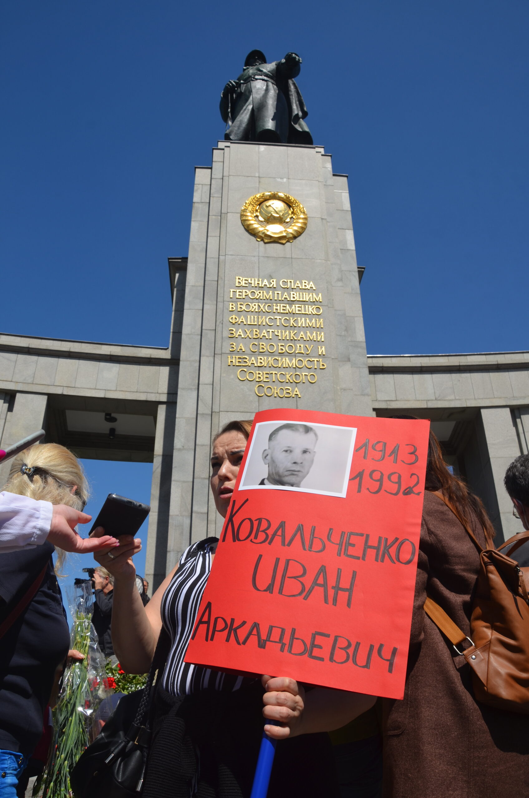 Участница акции возле мемориала советским воинам в Тиргартене. Фото Spektr.Press. 