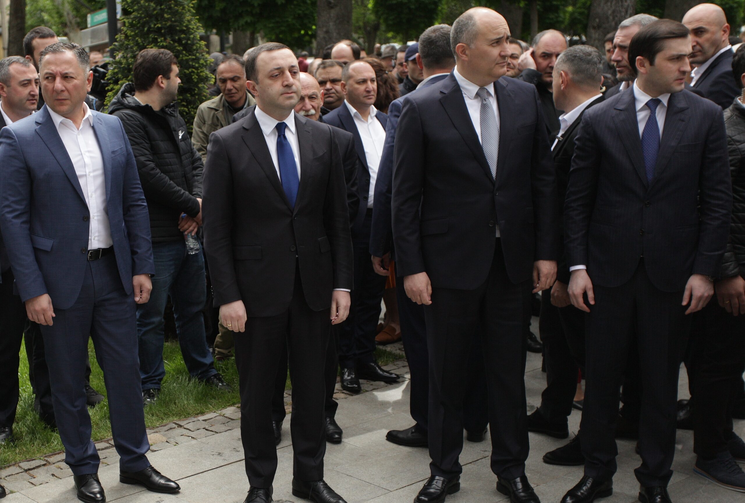 Премьер-министр Грузии Ираклий Гарибашвили (второй слева). 9 мая 2022 года. Парк Киквидзе, Тбилиси. Фото Валерий Перевозчиков/”Спектр”
