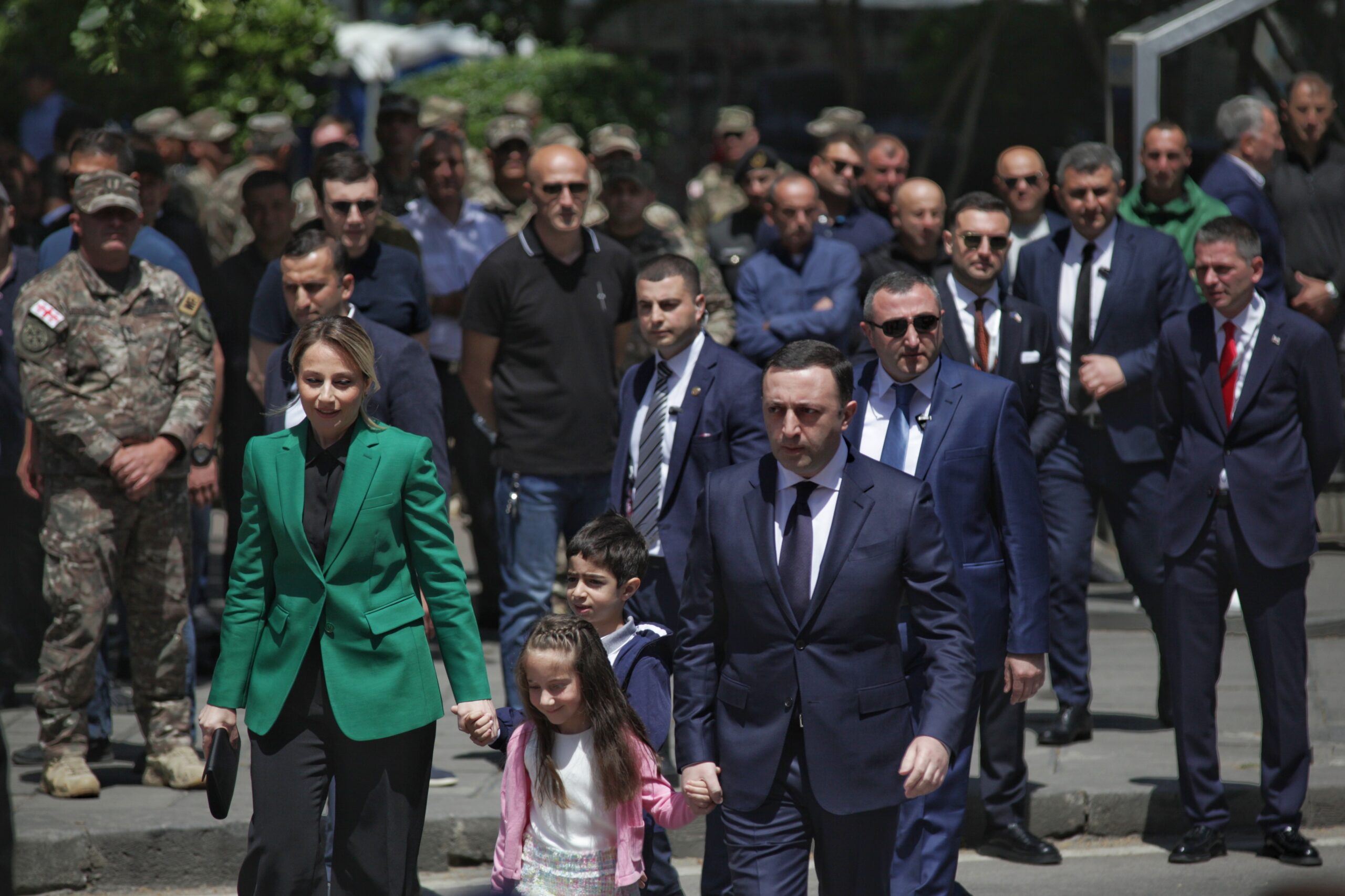 Премьер-министр Грузии Ираклий Гарибашвили с семьей. Тбилиси, площадь Свободы. 26 мая 2022 года. Фото Валерий Перевозчиков/”Спектр”