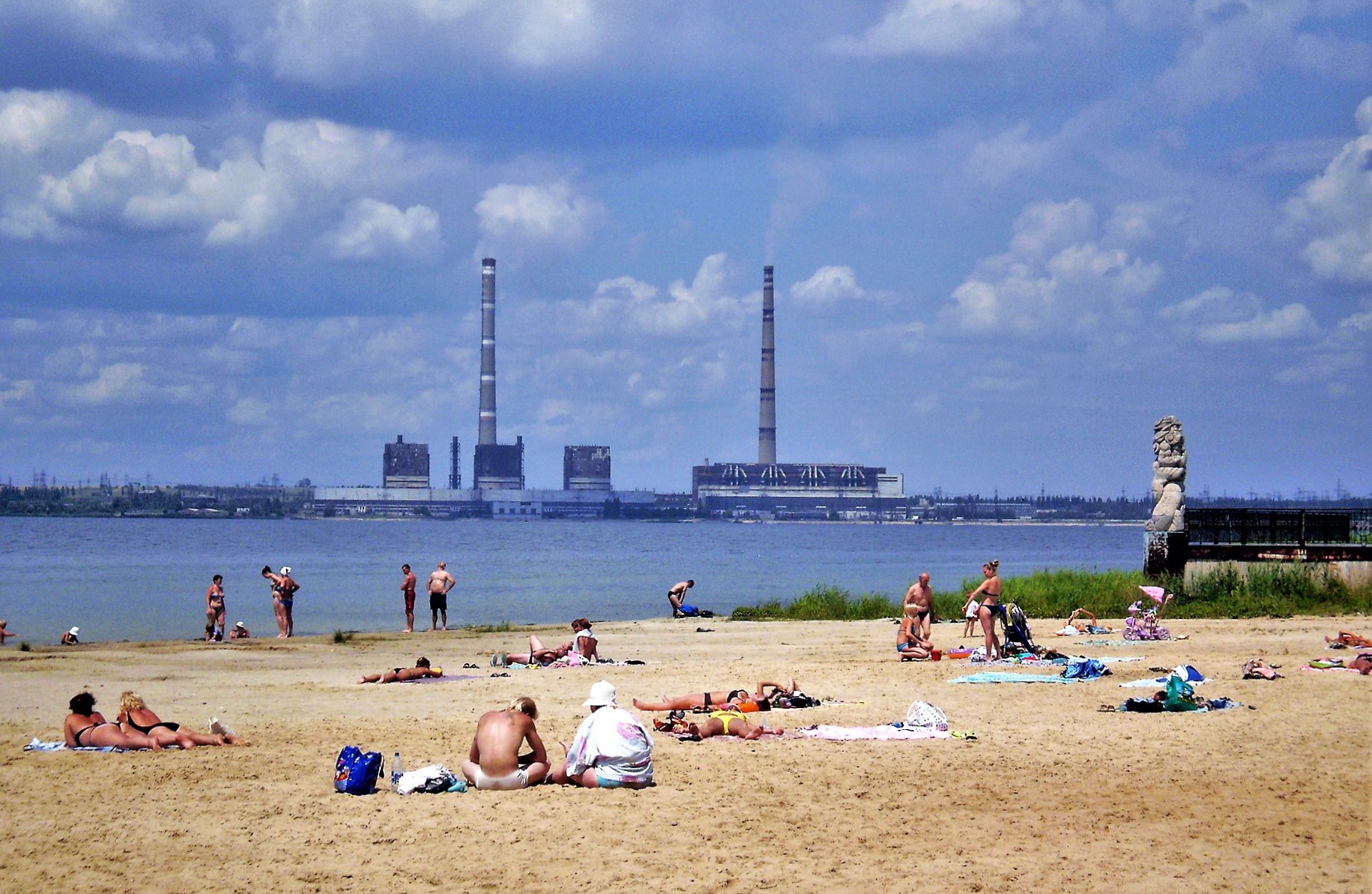 Городской пляж на берегу охладительного пруда Углегорской ТЭС.г. Светлодарск Донецкой области 2010 год. Фото pudar, CC BY-SA 3.0