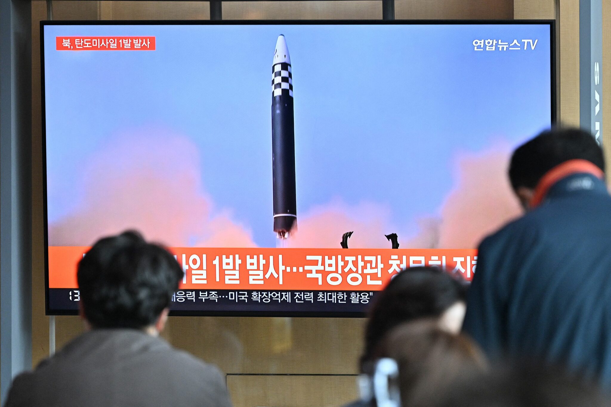На вокзале в Сеуле 4 мая показывают сюжет об испытании северокорейской баллистической ракеты. Фото Чон Ён Чже / AFP / Scanpix / LETA
