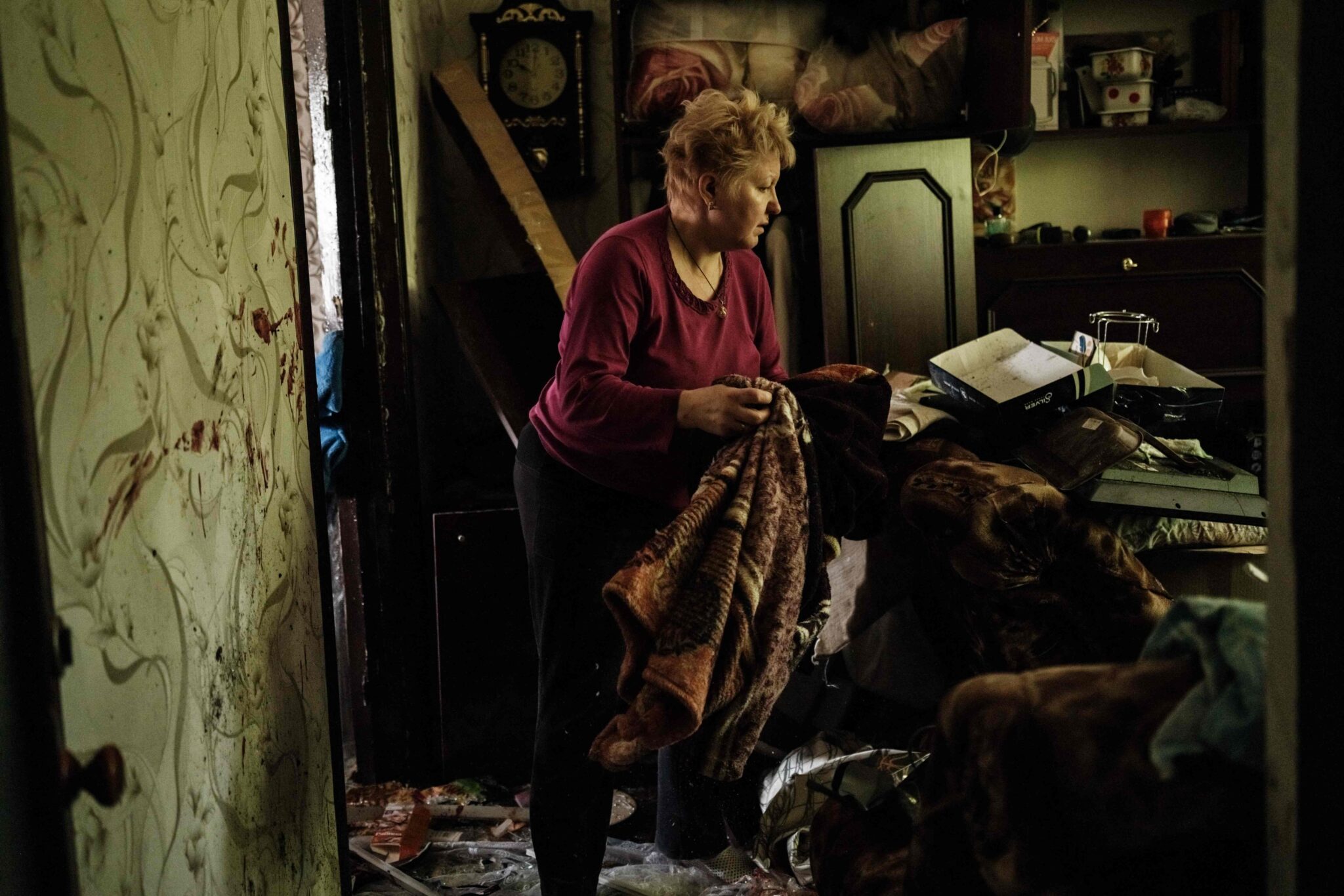 Женщина убирает свою квартиру, разрушенную после обстрелов. Краматорск. 5 мая 2022 года. Фото Yasuyoshi CHIBA/AFP/Scanpix/LETA