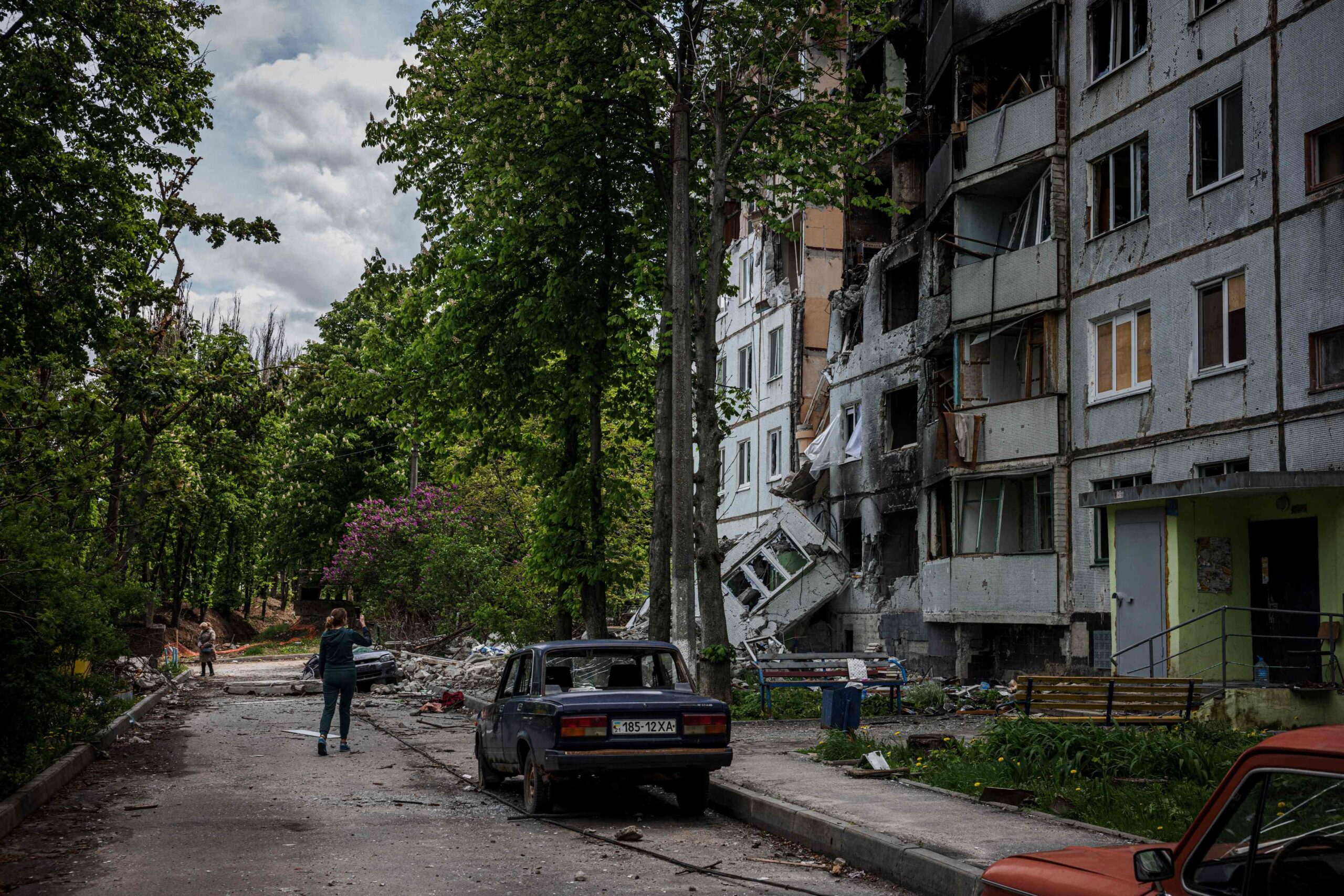 Поврежденный обстрелами дом на севере Харькова. 15 мая 2022 года. Фото Dimitar DILKOFF/AFP/Scanpix/LETA