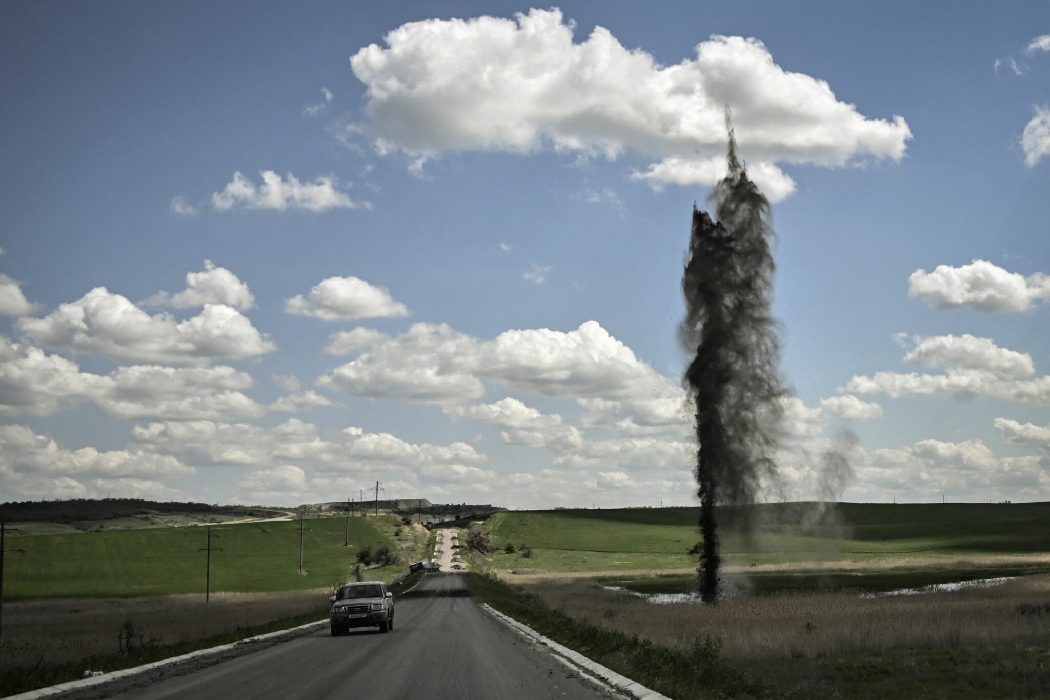 Взрыв мины рядом с дорогой в Лисичанск. 23 мая 2022 года. Фото  ARIS MESSINIS/AFP/Scanpix/LETA