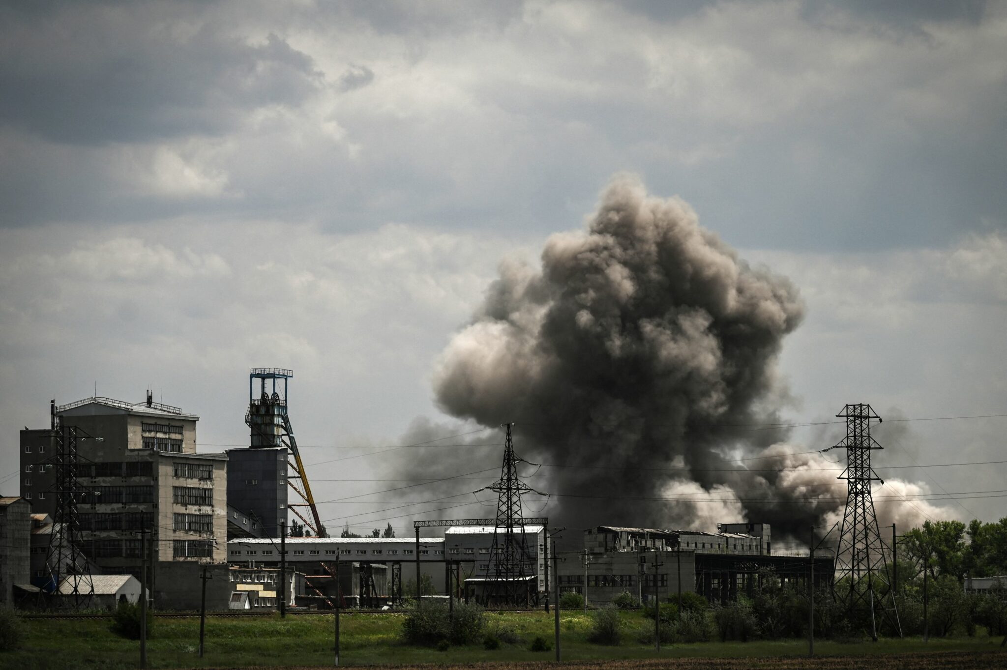 Удар по объектам “Артемсоли” в Соледаре. 24 мая 2022 года. Фото ARIS MESSINIS/AFP/Scanpix/LETA