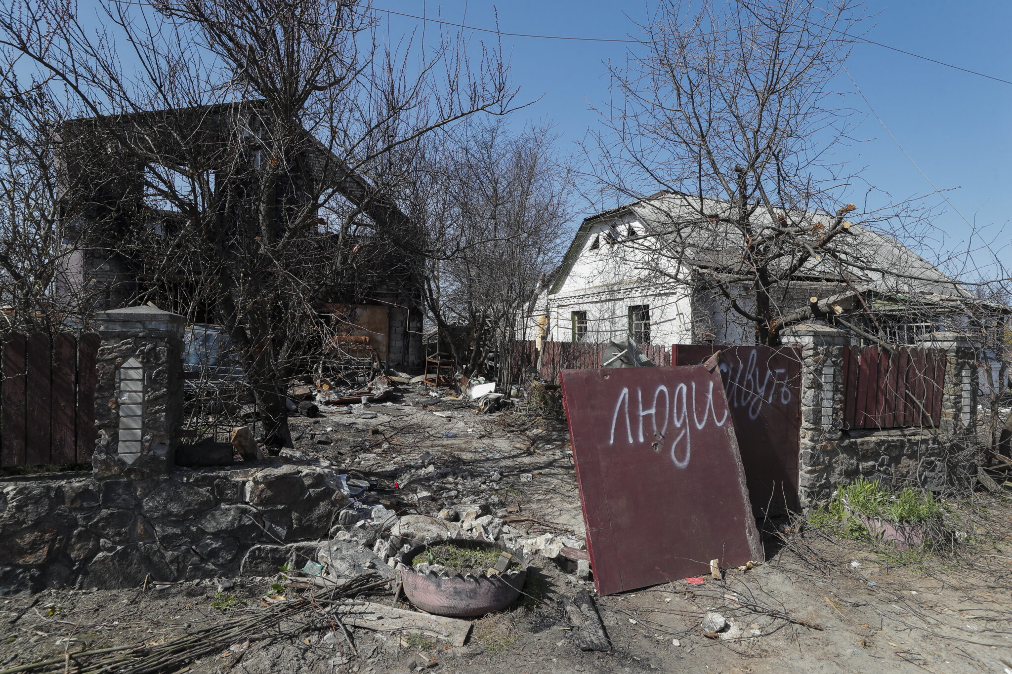 Разрушенный в результате бомбардировки частный дом в селе Андреевка Киевской области. Фото SERGEY DOLZHENKO/EPA/SCANPIX/LETA 