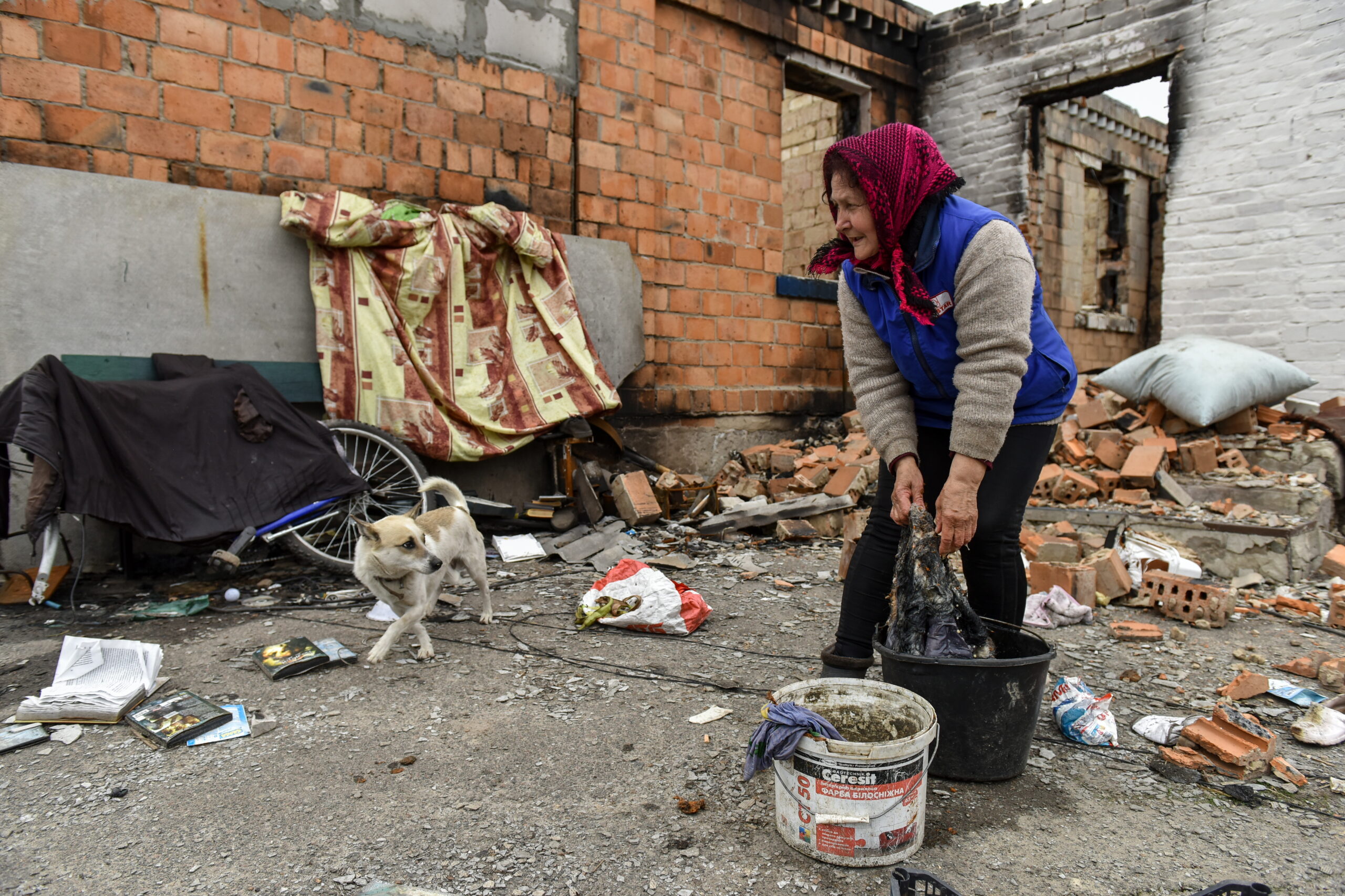 Женщина стирает вещи во дворе дома. Село Андреевка Киевской области. Фото OLEG PETRASYUK/EPA/SCANPIX/LETA