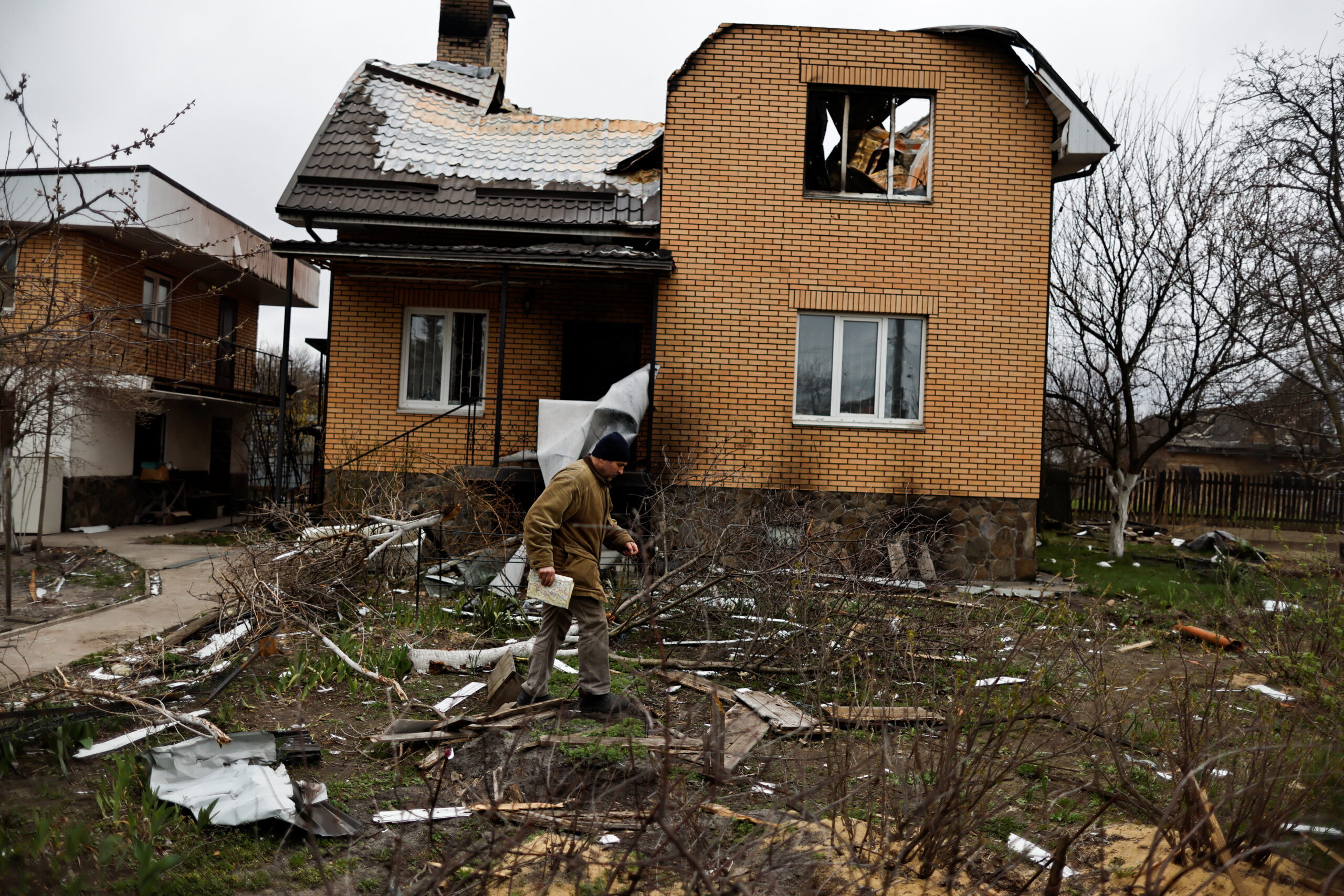 Виталий Животовский во дворе своего дома. Фото Zohra Bensemra/Reuters/Scanpix/Leta