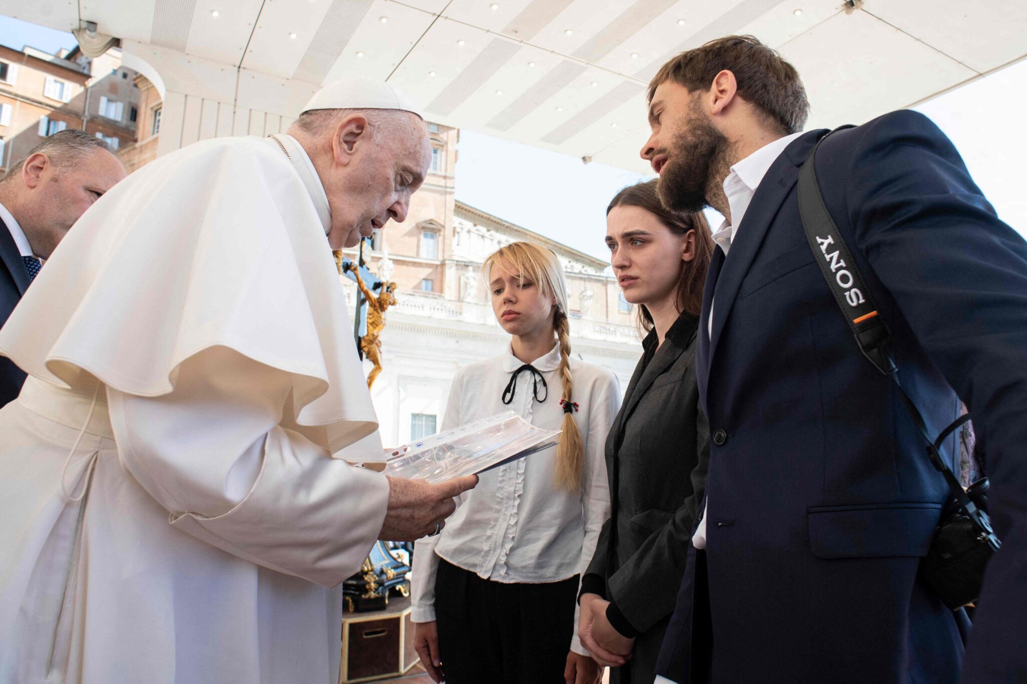 Папа римский на встрече с Екатериной Прокопенко (третья слева) и Юлией Федосюк (вторая справа). Фото VATICAN MEDIA / AFP / Scanpix / Leta.