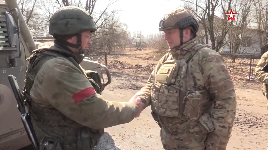 Генерал Александр Лапин (справа) награждает военнослужащих в Черниговской области. Скриншот из сюжета телеканала "Звезда". 