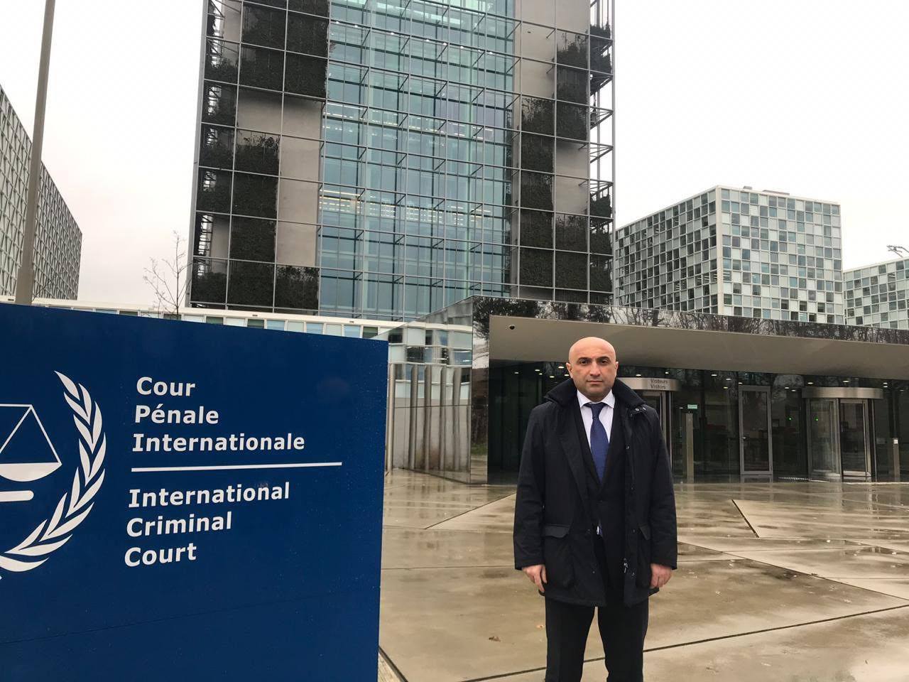 Гюлдуз Мамедов у здания Международного уголовного суда в Гааге, Нидерланды. Фото из личного архива.