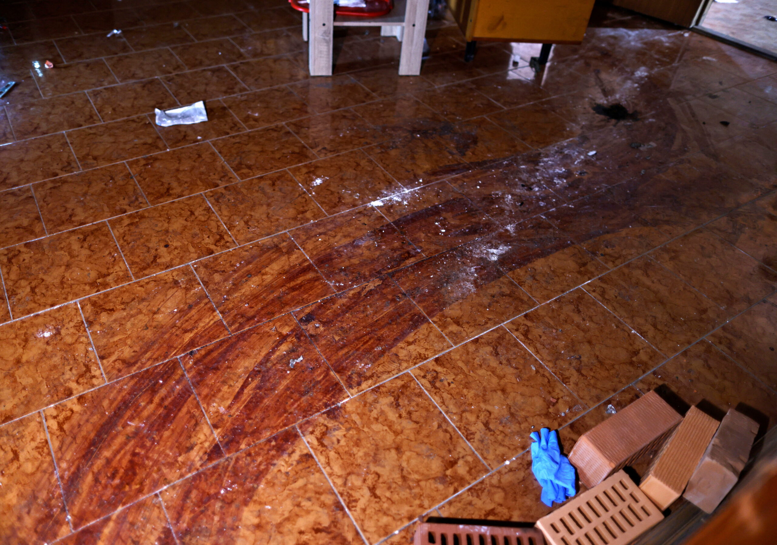 Следы крови на полу здания, служившего штабом российским военным в Буче. Фото Виталий Животовский во дворе своего дома. Фото Zohra Bensemra/Reuters/Scanpix/Leta 