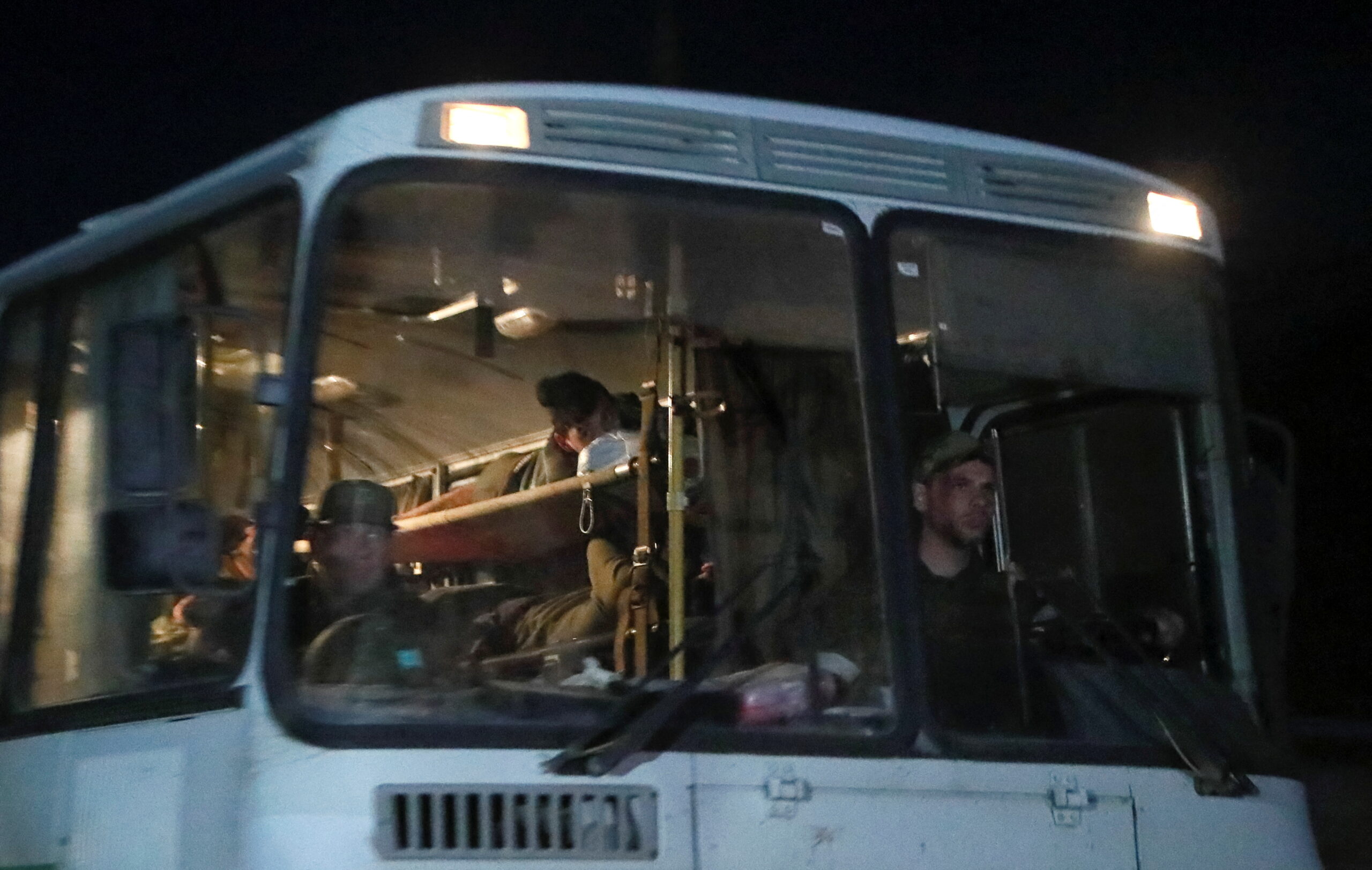 Автобус с украинскими военными, эвакуированными под российским конвоем с 
