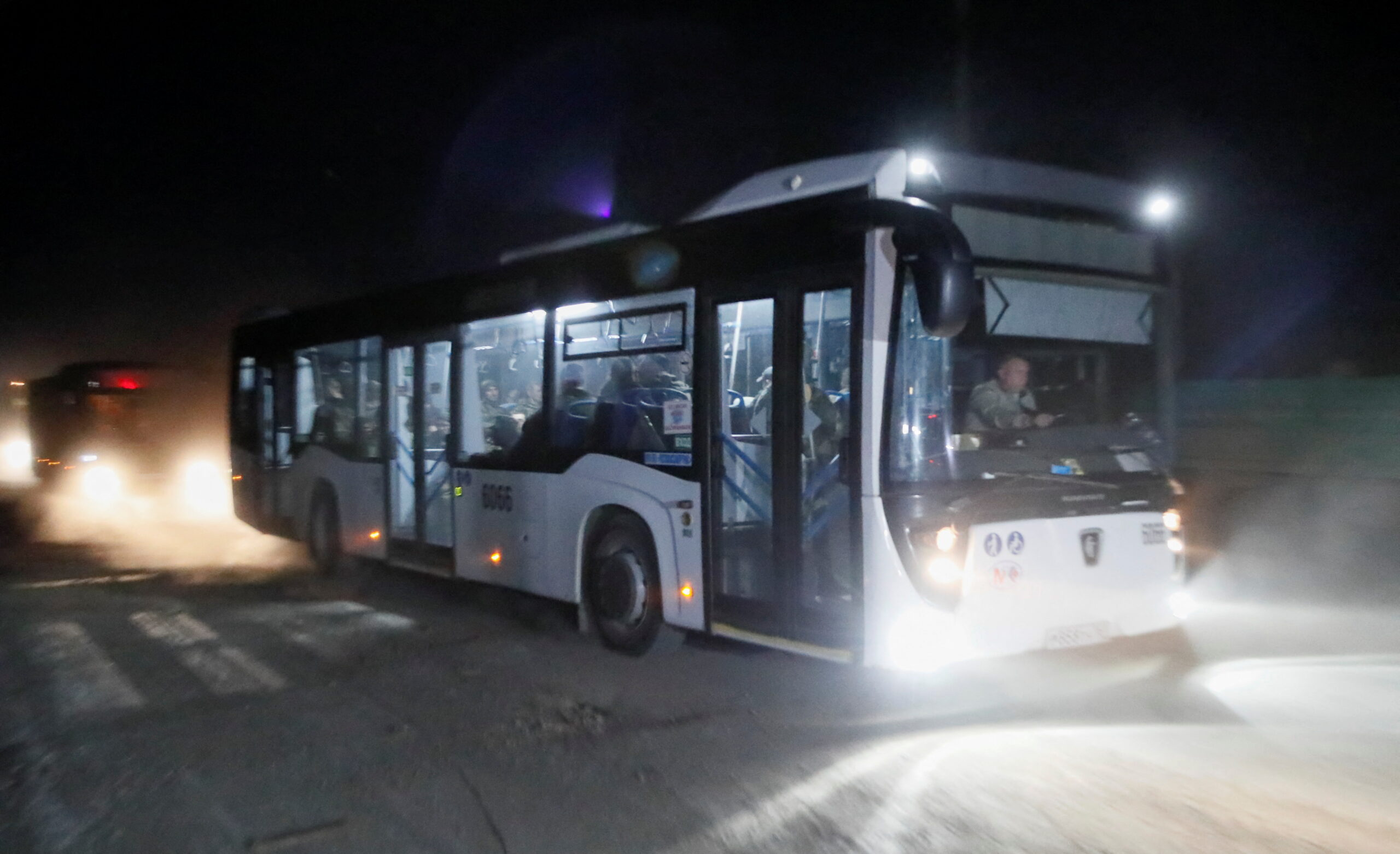 Колонна автобусов с украинскими военными, вывезенными с территории 