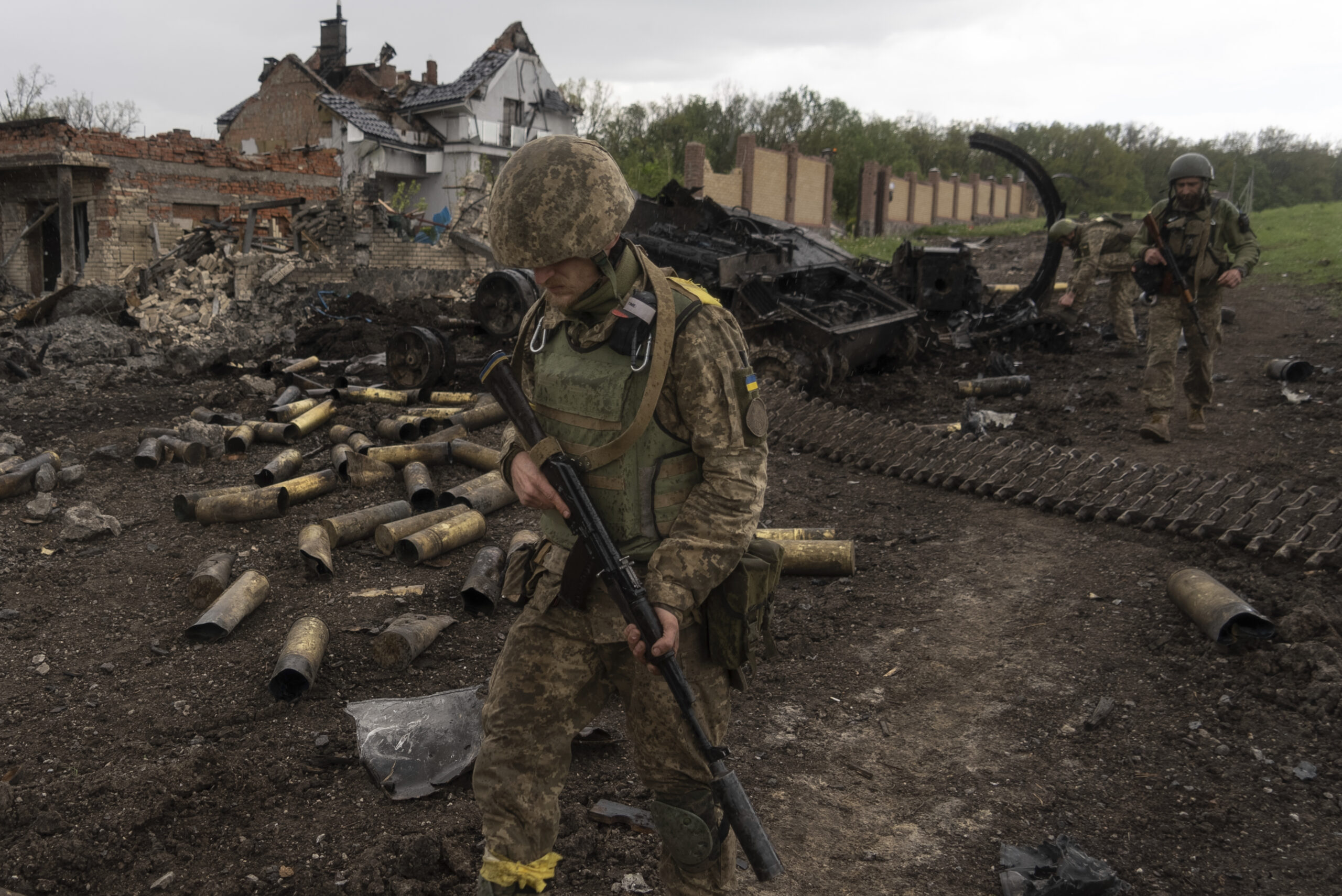 Украинские военные патрулируют отбитую деревню под Харьковым. 15 мая 2022 года. Фото AP Photo/Mstyslav Chernov/Scanpix/LETA