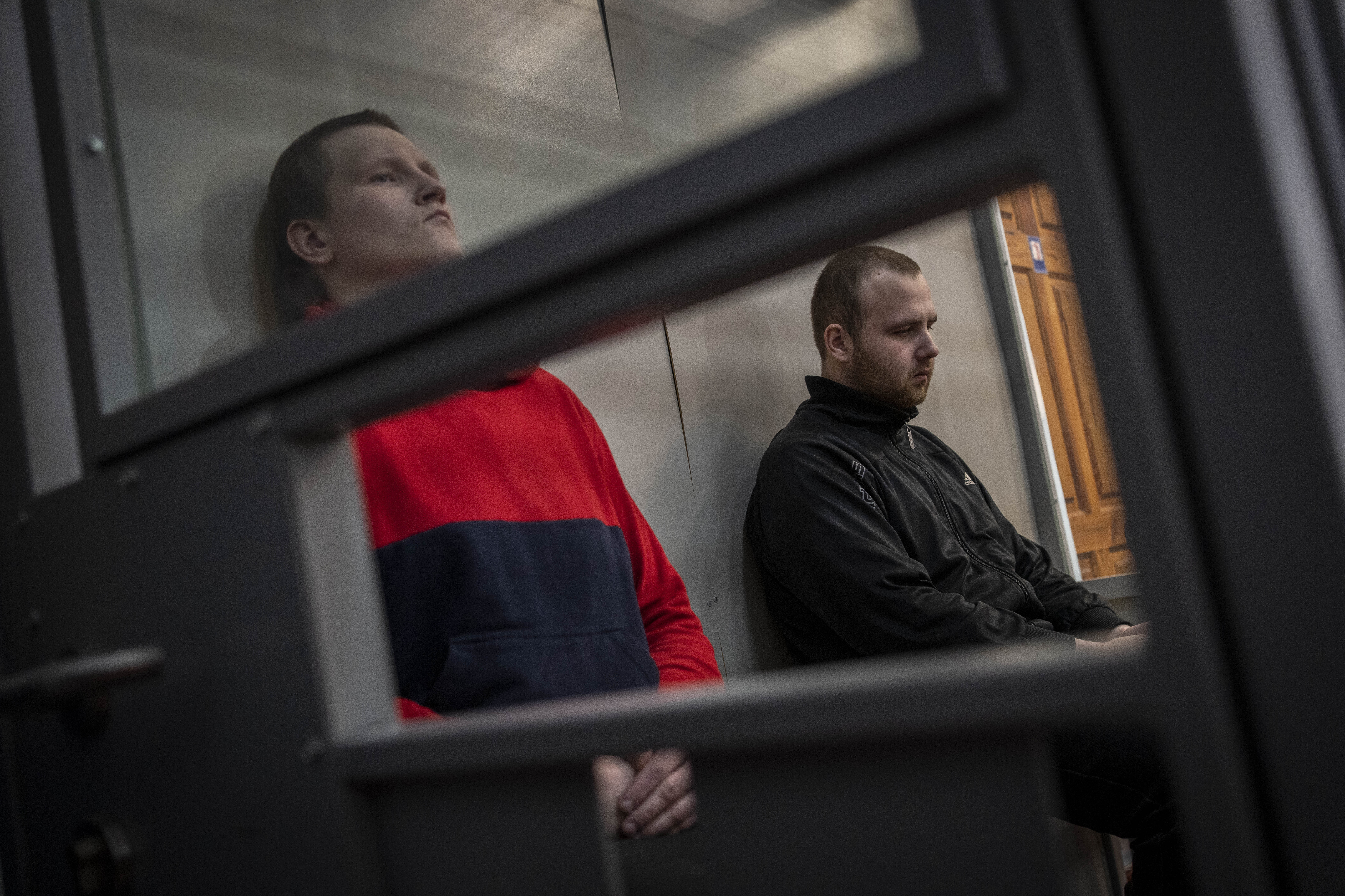 Александр Иванов и Александр Бобыкин в суде. Фото AP /Bernat Armangue/Scanpix/LETA.