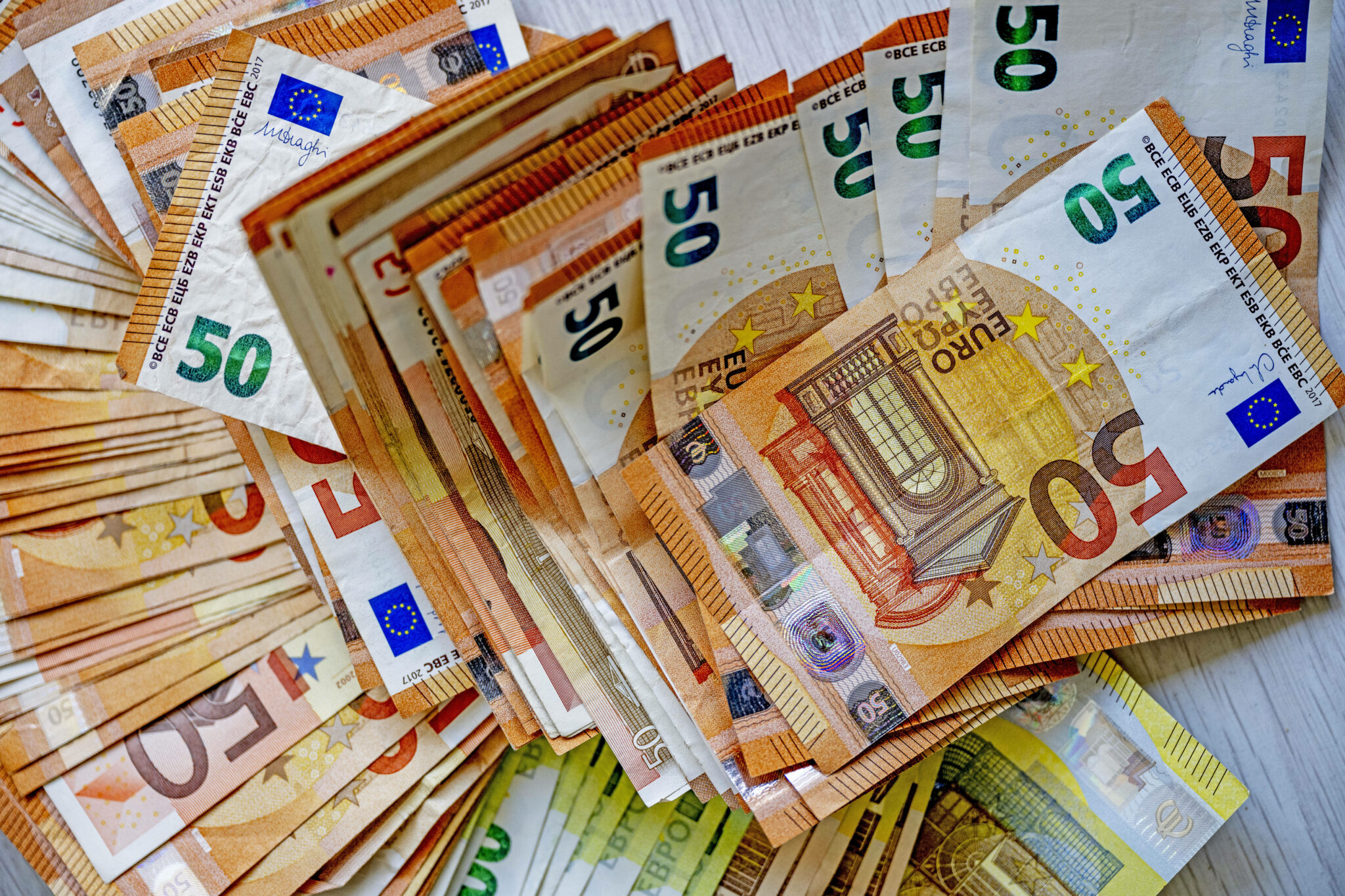 Банкноты евро. Фото  Робин Утрехт / Scanpix / LETA.