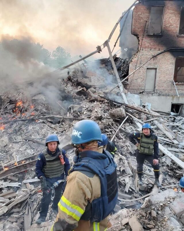 Спасатели работают на месте школы в Белогоровке Луганской области. Фото Telegram/Serhiy_Hayday