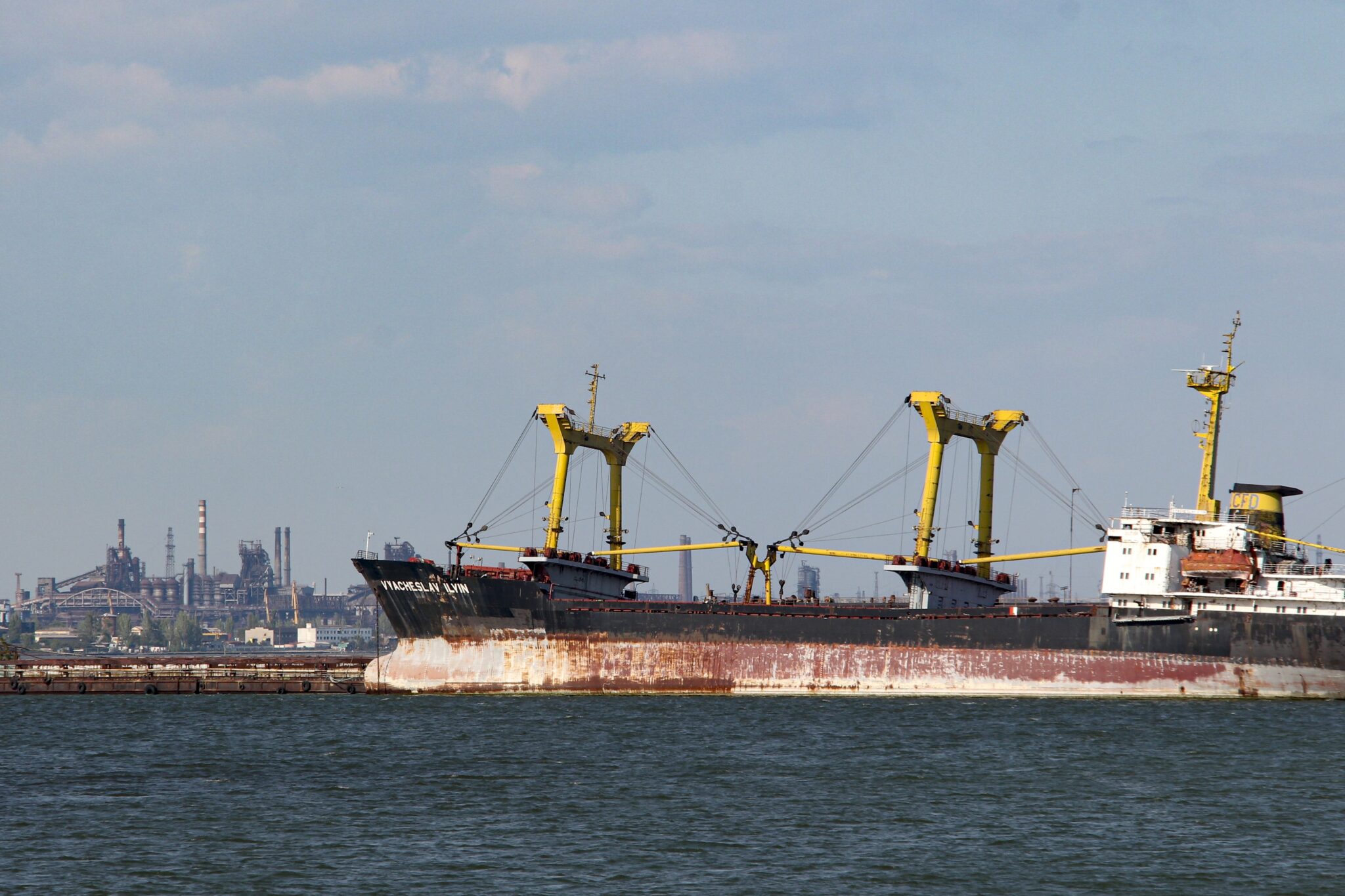 Грузовое судно в порту Мариуполя. 27 мая 2022 года. Фото AP/Scanpix/LETA 