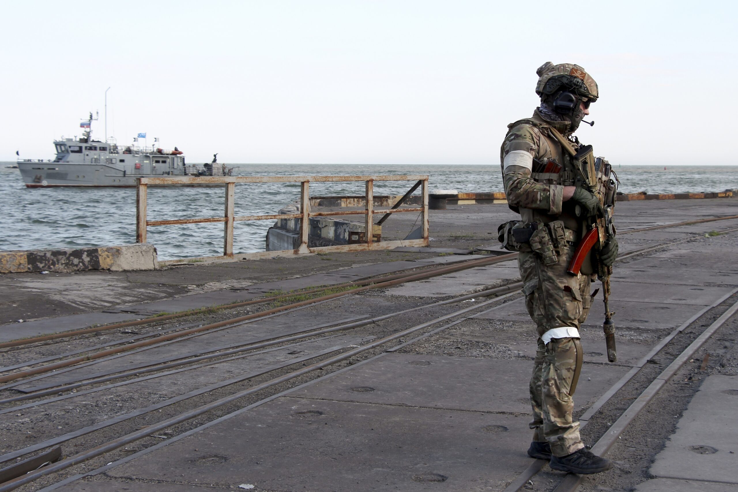 Российский военный в порту Мариуполя. 27 мая 2022 года. Фото AP/Scanpix/LETA 