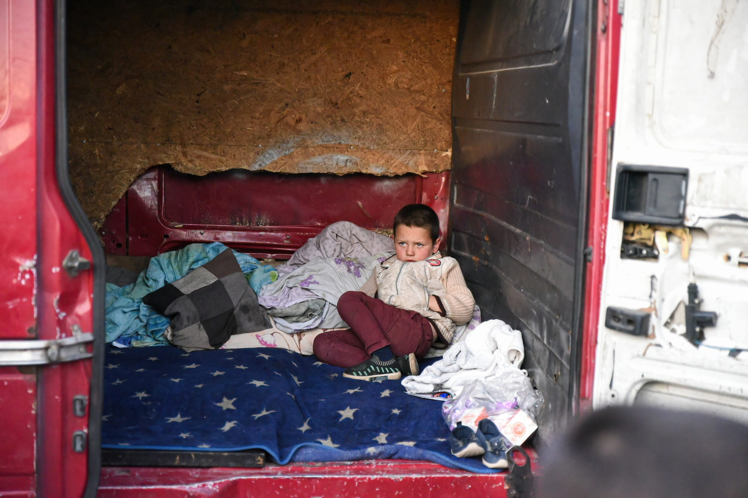 Ребенок в фургоне микроавтобуса, приехвашего в Запорожье из Херсонской области. Фото Madeleine Kelly/SOPA Images/ZUMA Press Wire/Scanpix/Leta.
