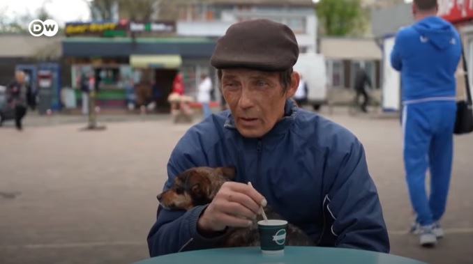 Игорь Педин и его собака Жужа. Скриншот из видео Deutsche Welle.