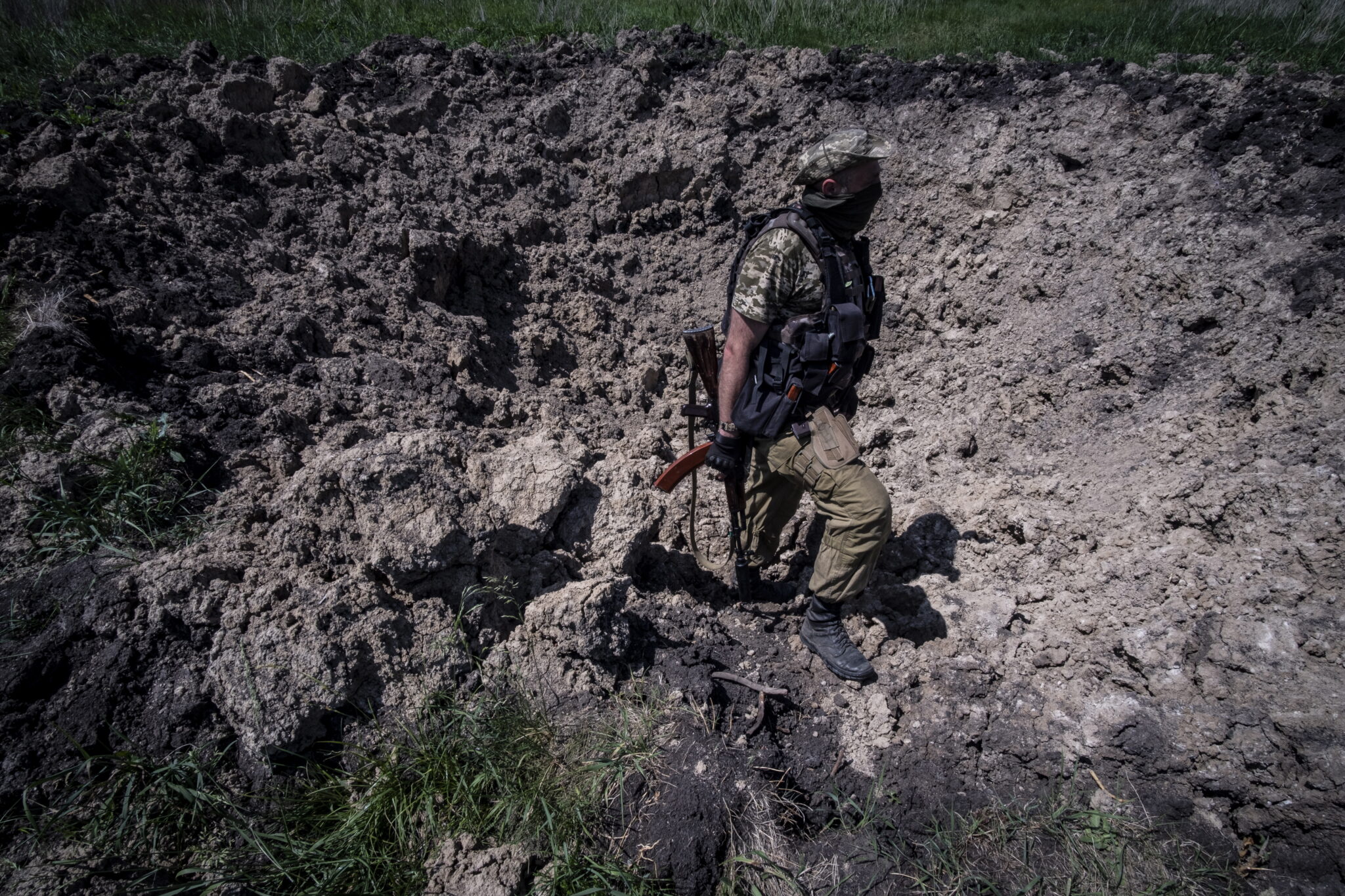 Украинский военнослужащий рядом с линией фронта в районе города Изюм. 8 июня 2022 года. Фото EPA/MARIA SENOVILLA/Scanpix/LETA 