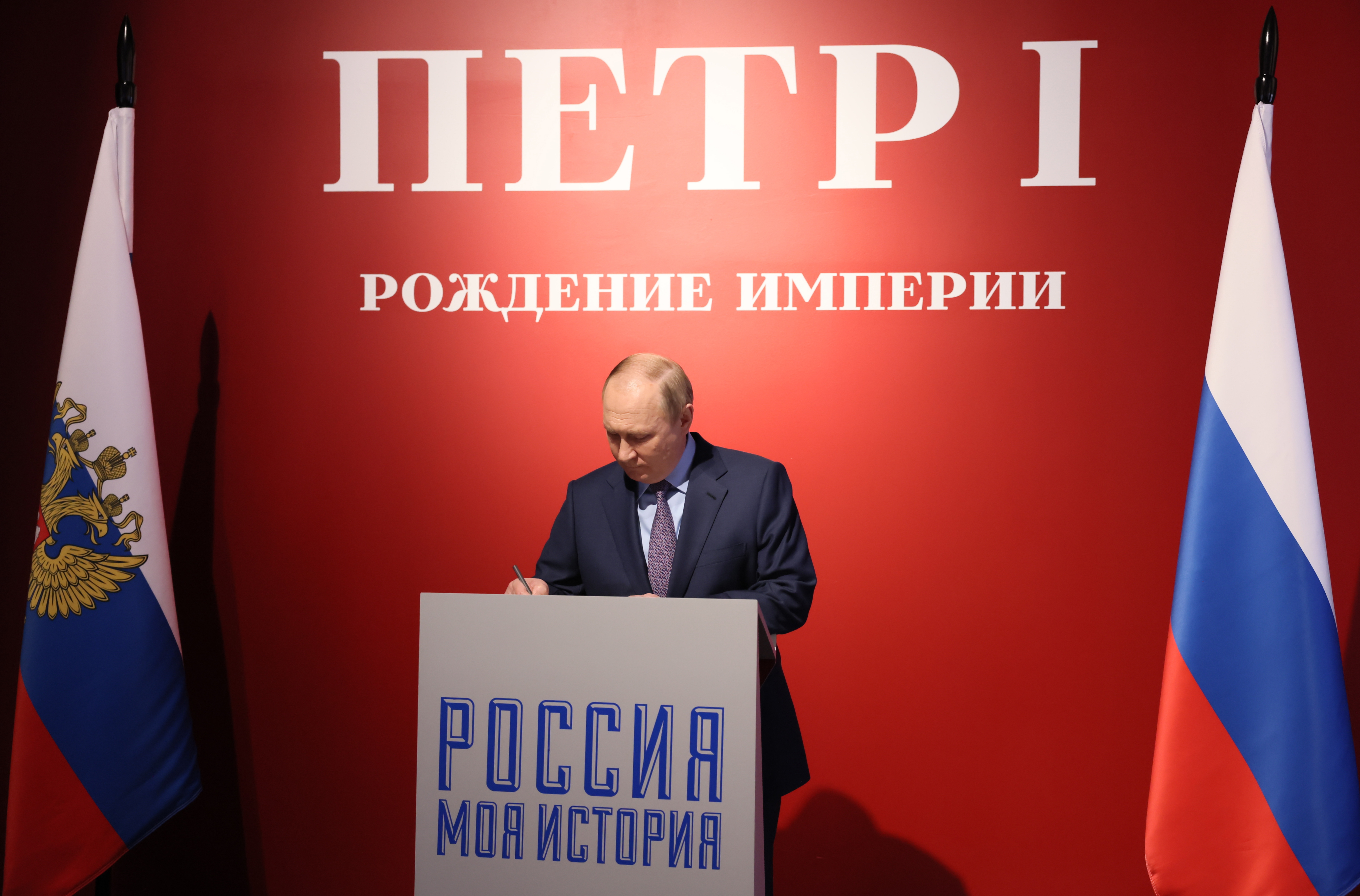 Владимир Путин подписывает памятную книгу во время визита на выставку, посвященную 350-летию Петра I. 9 июня 2022 года. Фото EPA/MIKHAIL METZEL/KREMLIN POOL/Scanpix/LETA