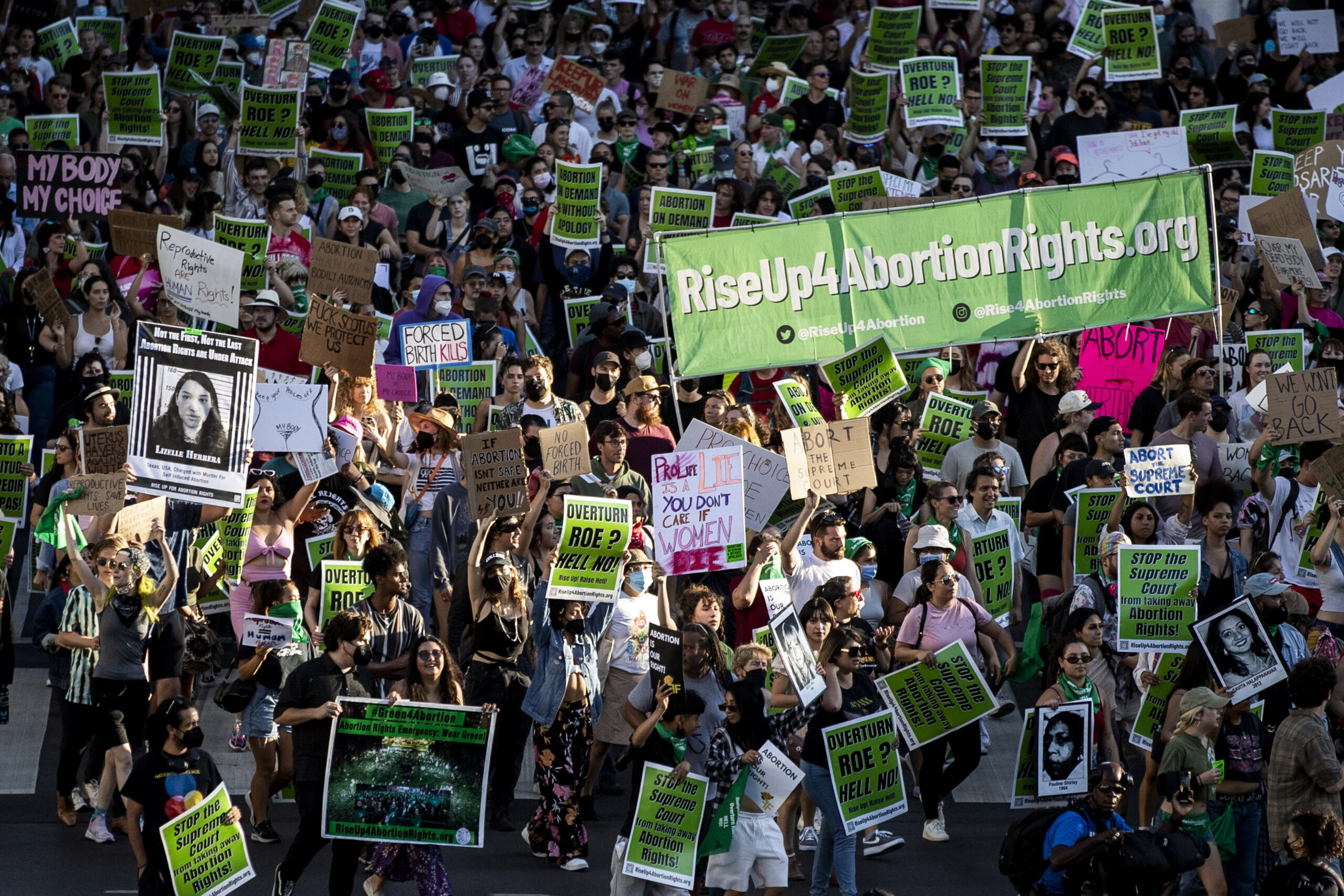 Митинг в защиту права на аборты в Лос-Анджелесе, США. 24 июня 2022 года. Фото EPA/ETIENNE LAURENT/Scanpix/LETA