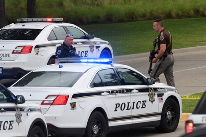 Полицейские на месте стрельбы в городе Талса штат Оклахома 2 июня 2022 года. Фото REUTERS/Michael Noble Jr./Scanpix/LETA
