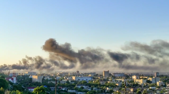 Дым от взрыва на трансформаторной станции в Бердянске. Кадр видео, опубликованного в телеграм-канале РИА-Мелитополь